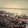 O movimentado porto de Iquitos, na beira do rio Amazonas, no Peru (foto de Julho de 1990)